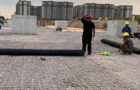 明光土工格栅铺设前地基要怎么处理？